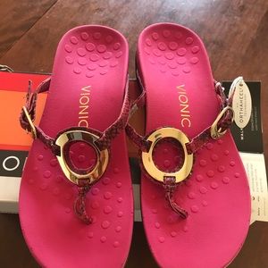 New Vionic Sandler. Color raspberry snake. Style Rest Karina. Leather upper.